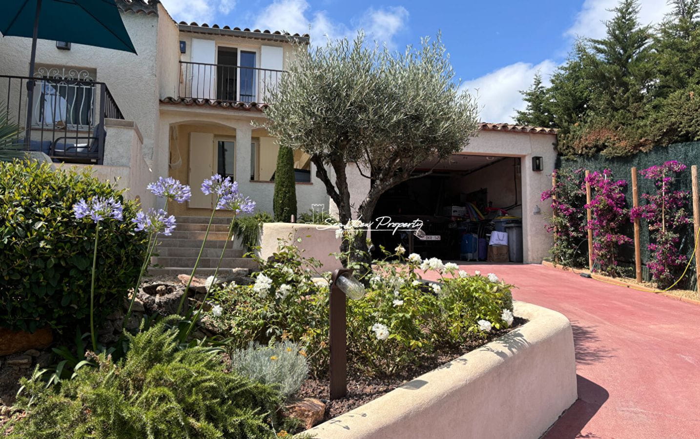 VILLA PROVENÇALE DE 193 M² AVEC 5 CHAMBRES VUE MER PISCINE TERRAIN DE PÉTANQUE ET GARAGE AVEC ATELIER, AUX ISSAMBRES Image 2