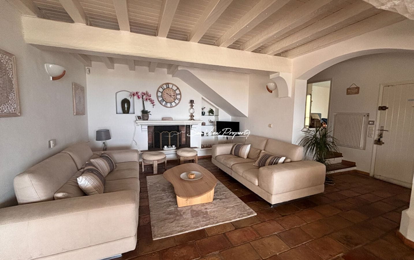 VILLA PROVENÇALE DE 193 M² AVEC 5 CHAMBRES VUE MER PISCINE TERRAIN DE PÉTANQUE ET GARAGE AVEC ATELIER, AUX ISSAMBRES Image 3