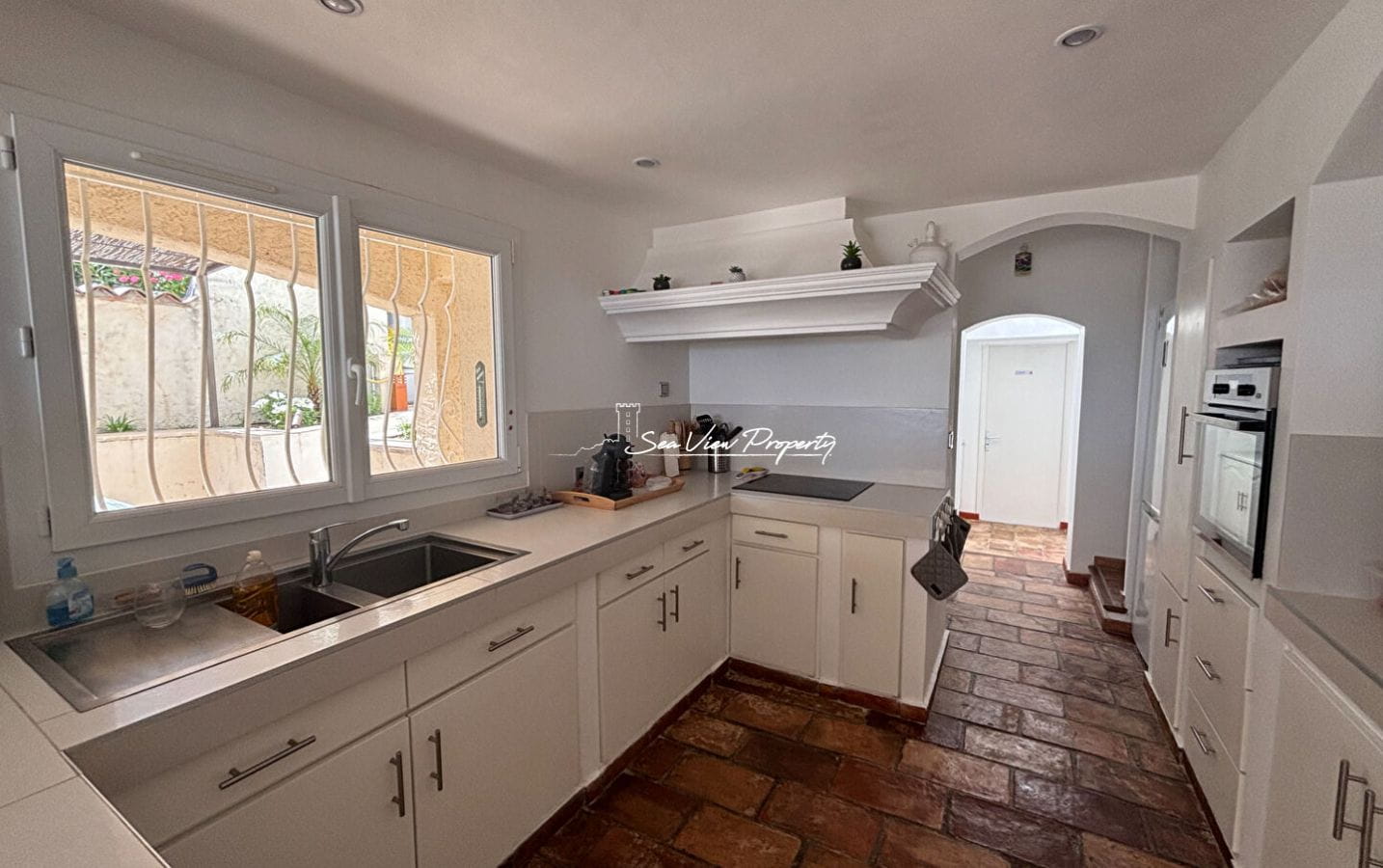 VILLA PROVENÇALE DE 193 M² AVEC 5 CHAMBRES VUE MER PISCINE TERRAIN DE PÉTANQUE ET GARAGE AVEC ATELIER, AUX ISSAMBRES Image 4