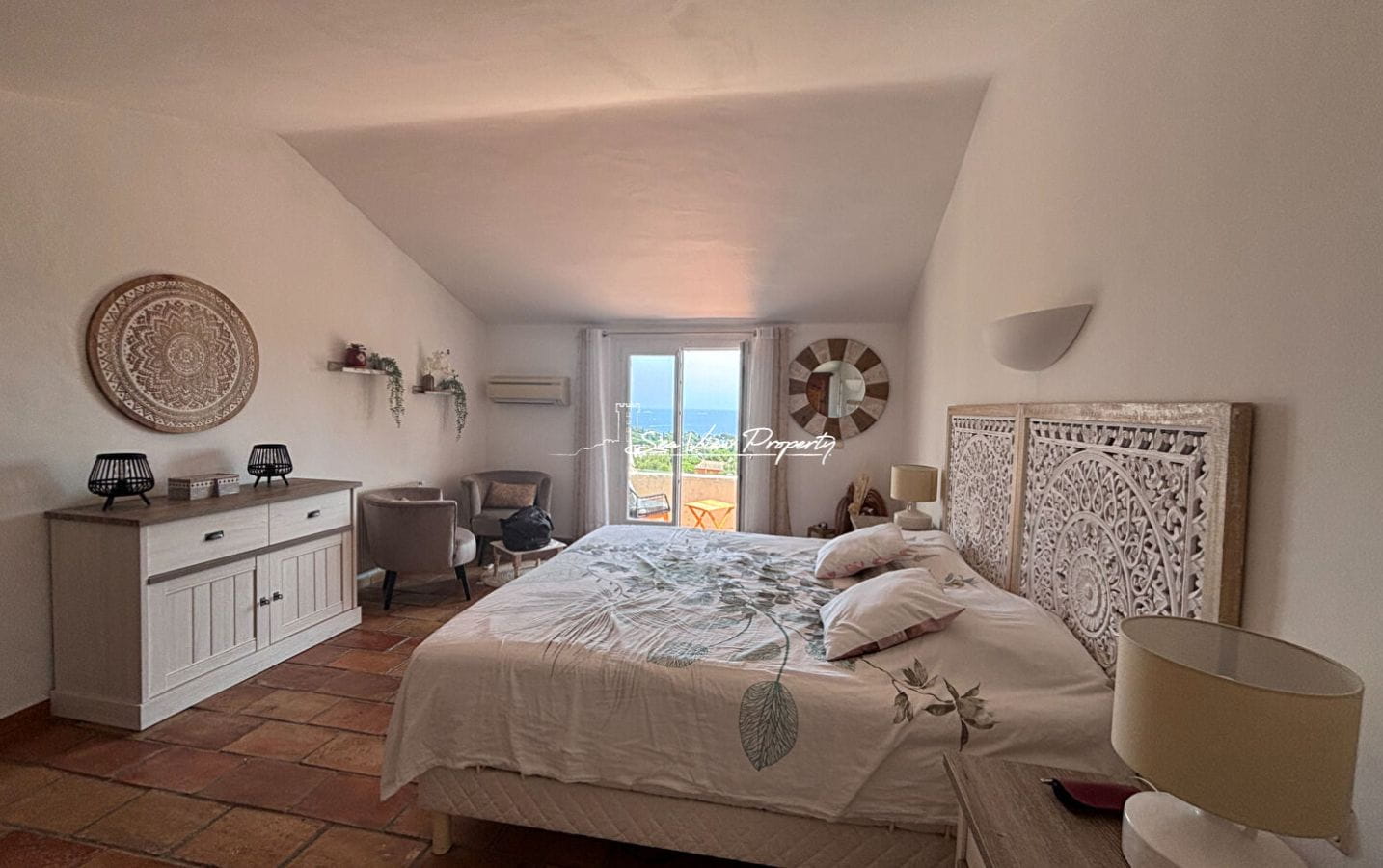 VILLA PROVENÇALE DE 193 M² AVEC 5 CHAMBRES VUE MER PISCINE TERRAIN DE PÉTANQUE ET GARAGE AVEC ATELIER, AUX ISSAMBRES Image 5