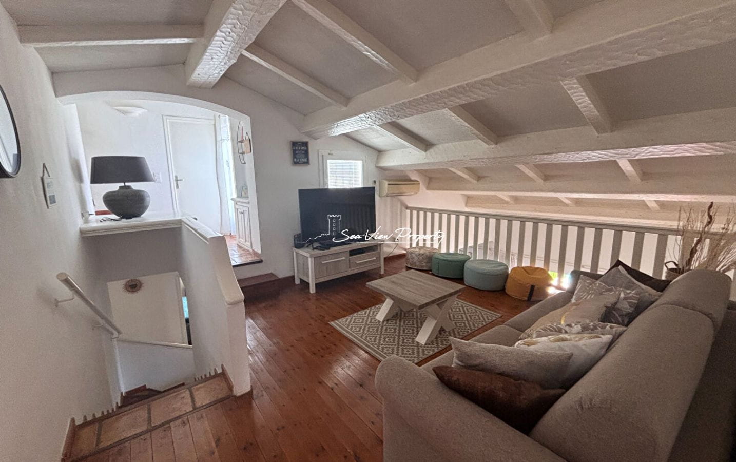 VILLA PROVENÇALE DE 193 M² AVEC 5 CHAMBRES VUE MER PISCINE TERRAIN DE PÉTANQUE ET GARAGE AVEC ATELIER, AUX ISSAMBRES Image 6