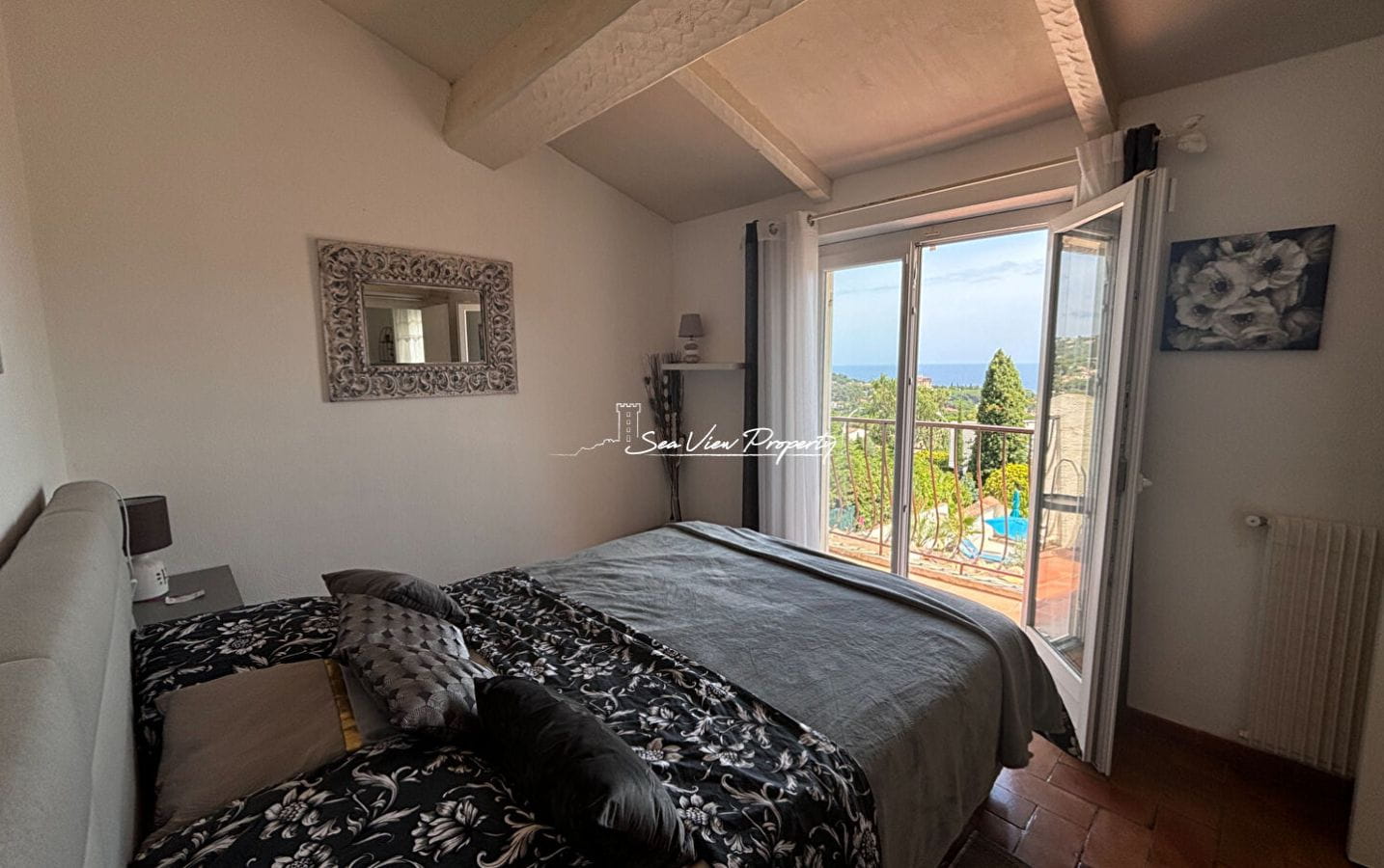 VILLA PROVENÇALE DE 193 M² AVEC 5 CHAMBRES VUE MER PISCINE TERRAIN DE PÉTANQUE ET GARAGE AVEC ATELIER, AUX ISSAMBRES Image 7