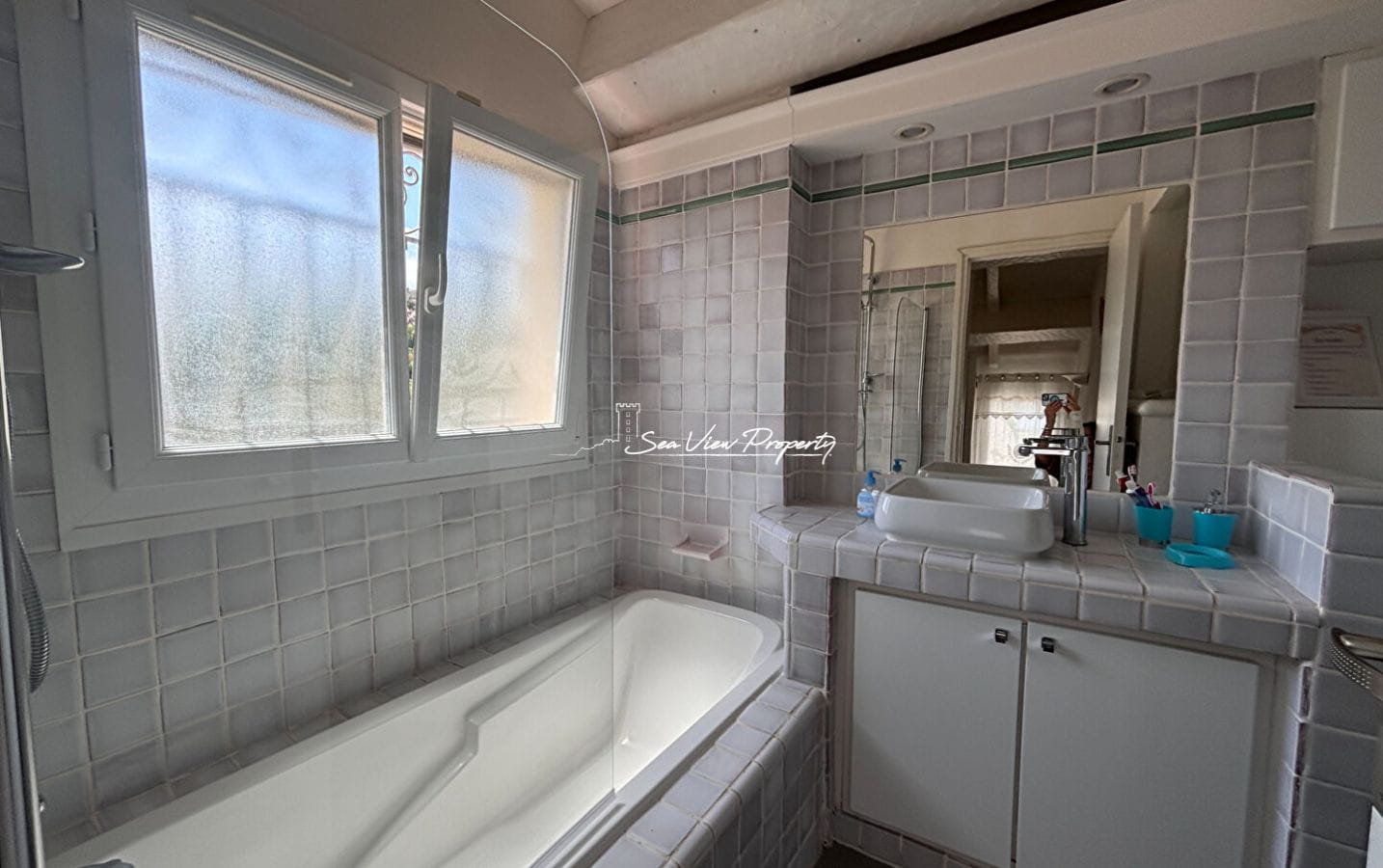 VILLA PROVENÇALE DE 193 M² AVEC 5 CHAMBRES VUE MER PISCINE TERRAIN DE PÉTANQUE ET GARAGE AVEC ATELIER, AUX ISSAMBRES Image 8