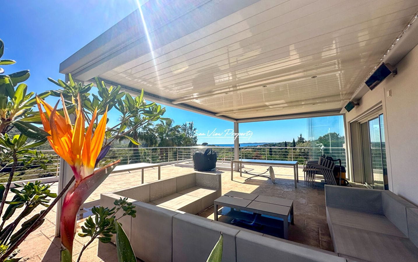 VILLA CONTEMPORAINE AVEC VUE MER ET COLLINES 5 CHAMBRES PISCINE ET GARAGE DOUBLE BORNE DE RECHARGE POUR VOITURE, PROCHE DES PLAGES AUX ISSAMBRES Image 1