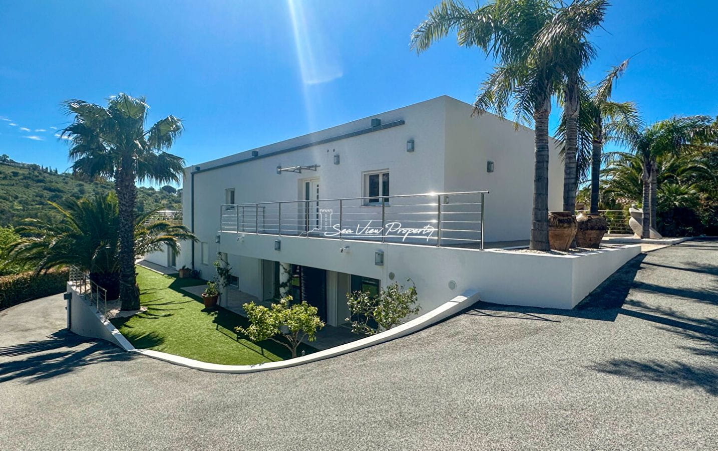 VILLA CONTEMPORAINE AVEC VUE MER ET COLLINES 5 CHAMBRES PISCINE ET GARAGE DOUBLE BORNE DE RECHARGE POUR VOITURE, PROCHE DES PLAGES AUX ISSAMBRES Image 3