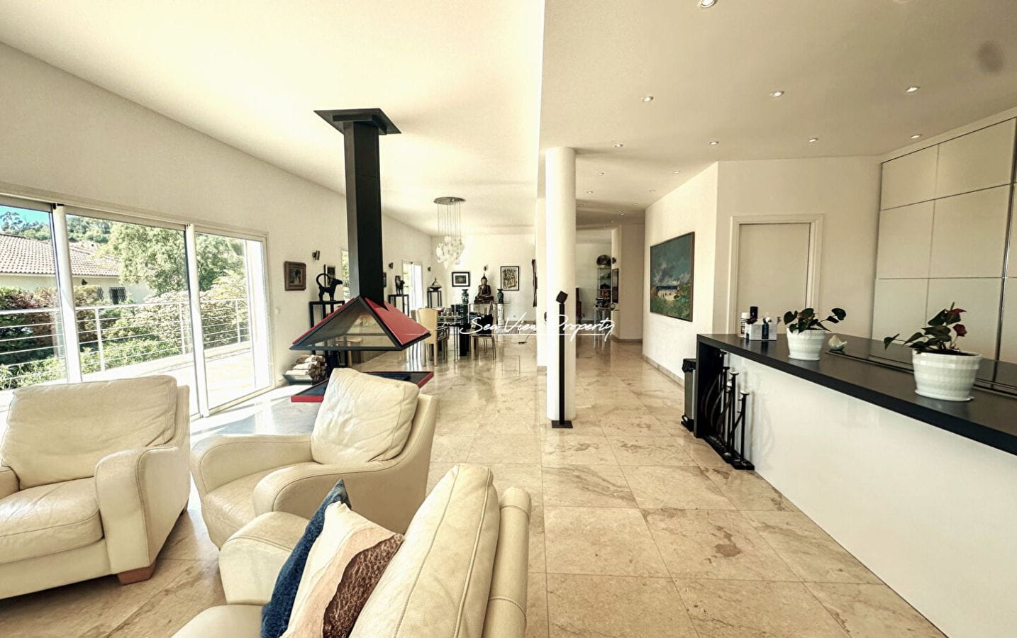 VILLA CONTEMPORAINE AVEC VUE MER ET COLLINES 5 CHAMBRES PISCINE ET GARAGE DOUBLE BORNE DE RECHARGE POUR VOITURE, PROCHE DES PLAGES AUX ISSAMBRES Image 5