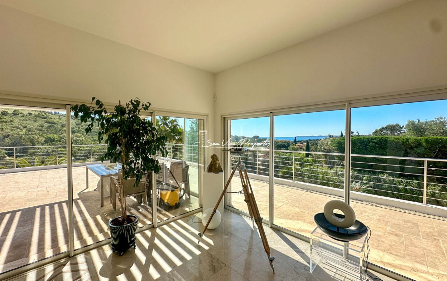 VILLA CONTEMPORAINE AVEC VUE MER ET COLLINES 5 CHAMBRES PISCINE ET GARAGE DOUBLE BORNE DE RECHARGE POUR VOITURE, PROCHE DES PLAGES AUX ISSAMBRES Image 6