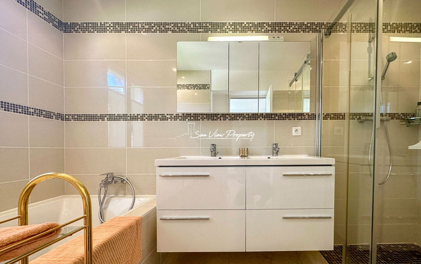 VILLA CONTEMPORAINE AVEC VUE MER ET COLLINES 5 CHAMBRES PISCINE ET GARAGE DOUBLE BORNE DE RECHARGE POUR VOITURE, PROCHE DES PLAGES AUX ISSAMBRES Image 9