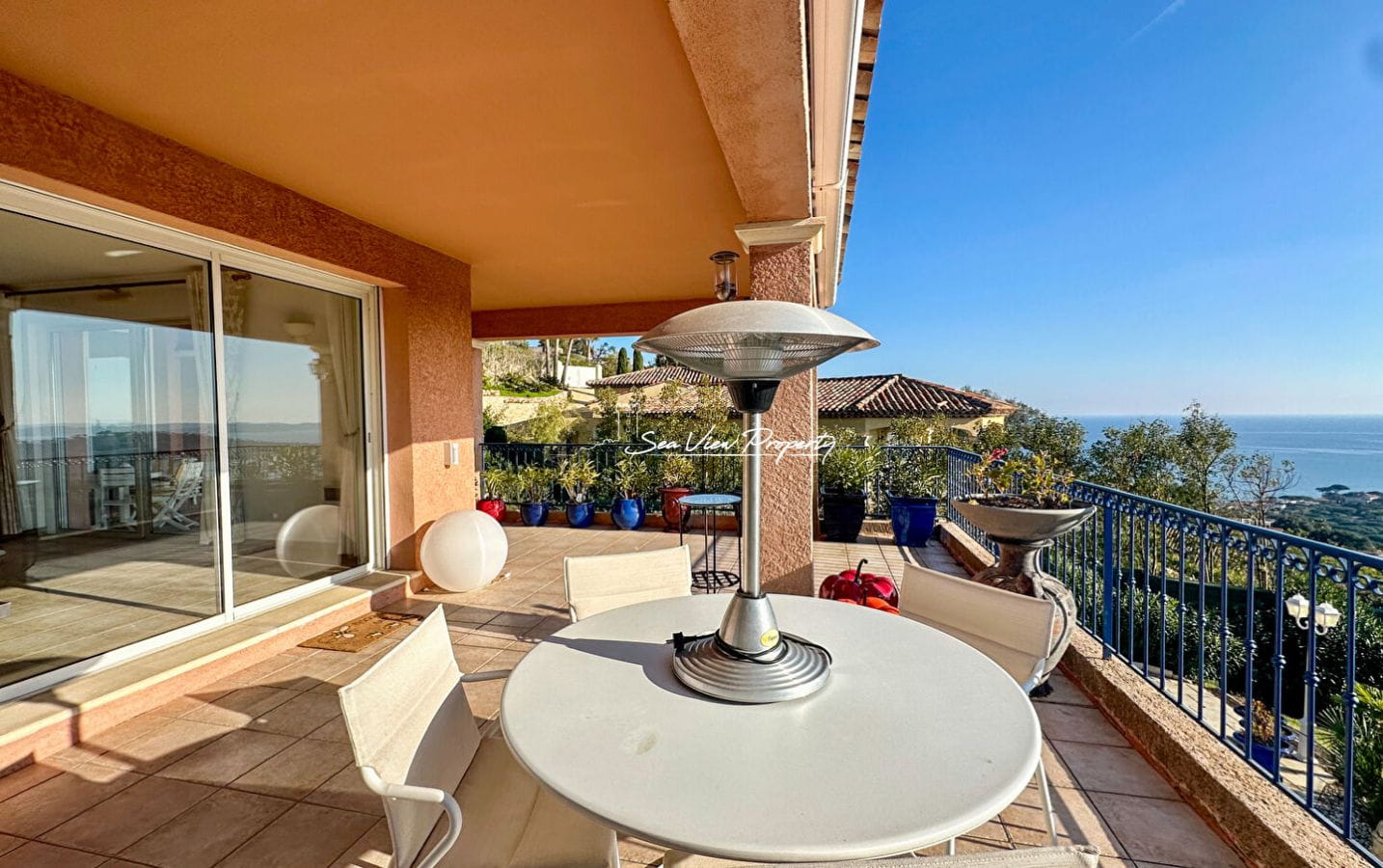 VILLA VUE MER 170M² 5 PIÈCES SUR LE GOLFE DE SAINT-TROPEZ EXPOSITION SUD SALLE DE SPORT JACUZZI ET PISCINE, À SAINTE MAXIME Image 3