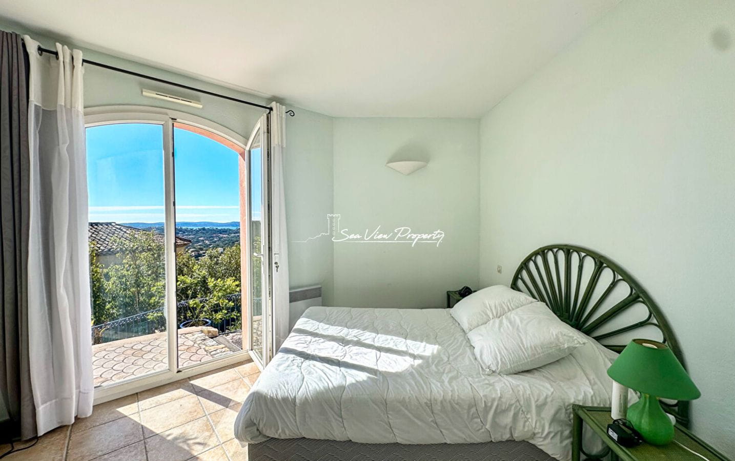 VILLA VUE MER 170M² 5 PIÈCES SUR LE GOLFE DE SAINT-TROPEZ EXPOSITION SUD SALLE DE SPORT JACUZZI ET PISCINE, À SAINTE MAXIME Image 7