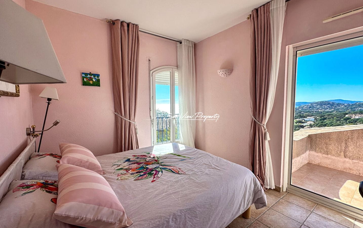 VILLA VUE MER 170M² 5 PIÈCES SUR LE GOLFE DE SAINT-TROPEZ EXPOSITION SUD SALLE DE SPORT JACUZZI ET PISCINE, À SAINTE MAXIME Image 9