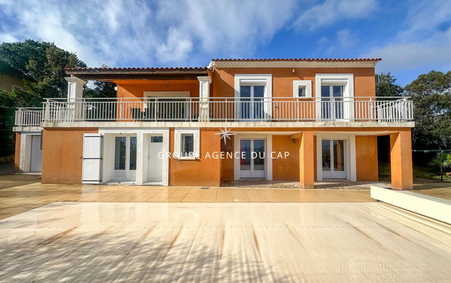 FOR SALE VILLA WITH SEA VIEW, 5 BEDROOMS, OFFICE, LARGE TERRACES, SWIMMING POOL AND POOL HOUSE, GARAGE, IN LES ISSAMBRES Image 1