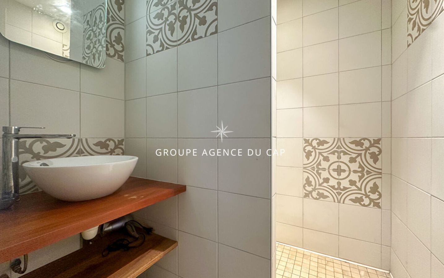 SOUS COMPROMIS DE VENTE —  À VENDRE VILLA VUE MER, 5 CHAMBRES, BUREAU, GRANDES TERRASSES, PISCINE ET POOL HOUSE, GARAGE, AUX ISSAMBRES Image 10