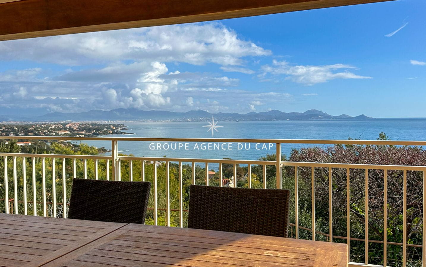 SOUS COMPROMIS DE VENTE —  À VENDRE VILLA VUE MER, 5 CHAMBRES, BUREAU, GRANDES TERRASSES, PISCINE ET POOL HOUSE, GARAGE, AUX ISSAMBRES Image 11