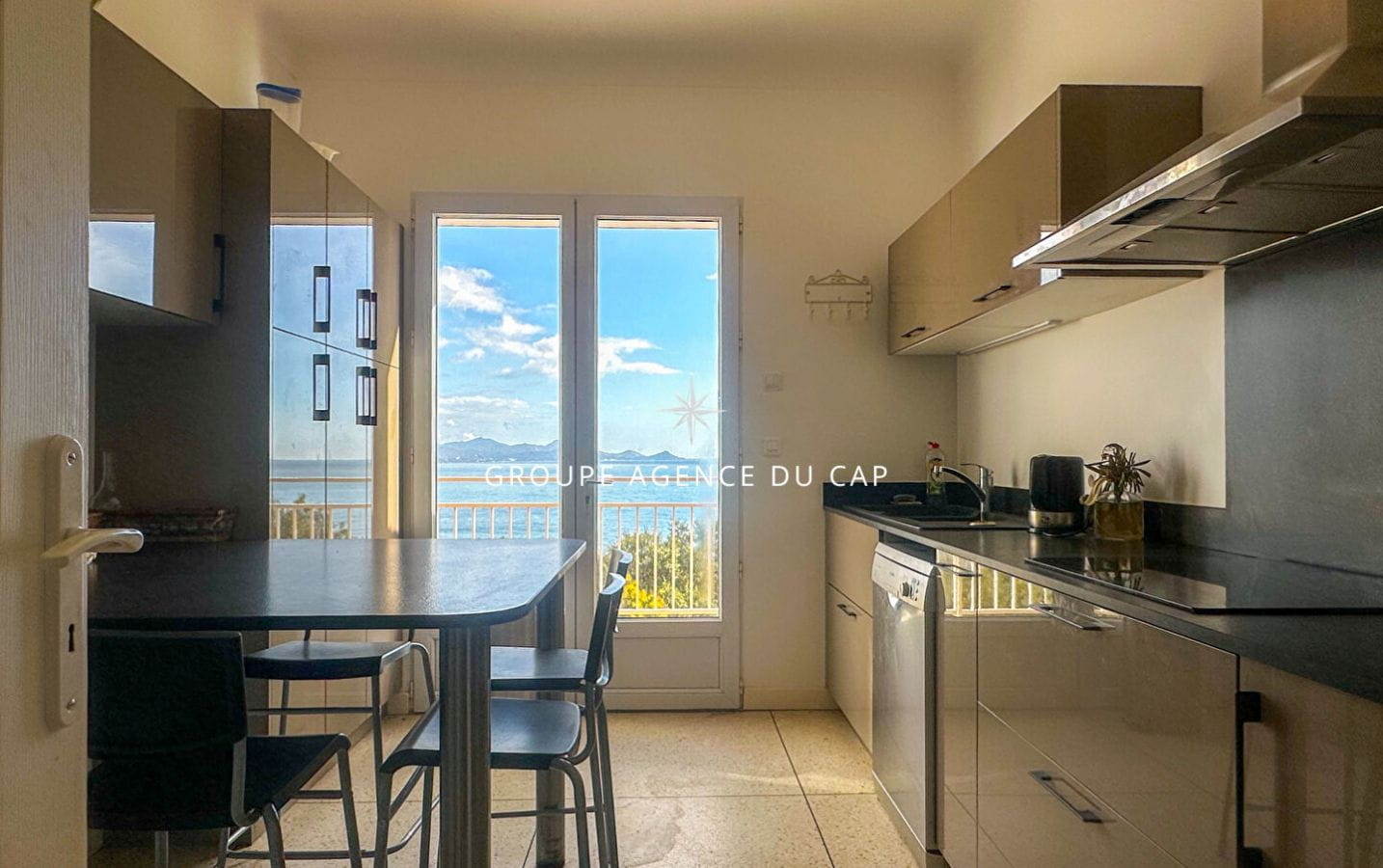 SOUS COMPROMIS DE VENTE —  À VENDRE VILLA VUE MER, 5 CHAMBRES, BUREAU, GRANDES TERRASSES, PISCINE ET POOL HOUSE, GARAGE, AUX ISSAMBRES Image 4