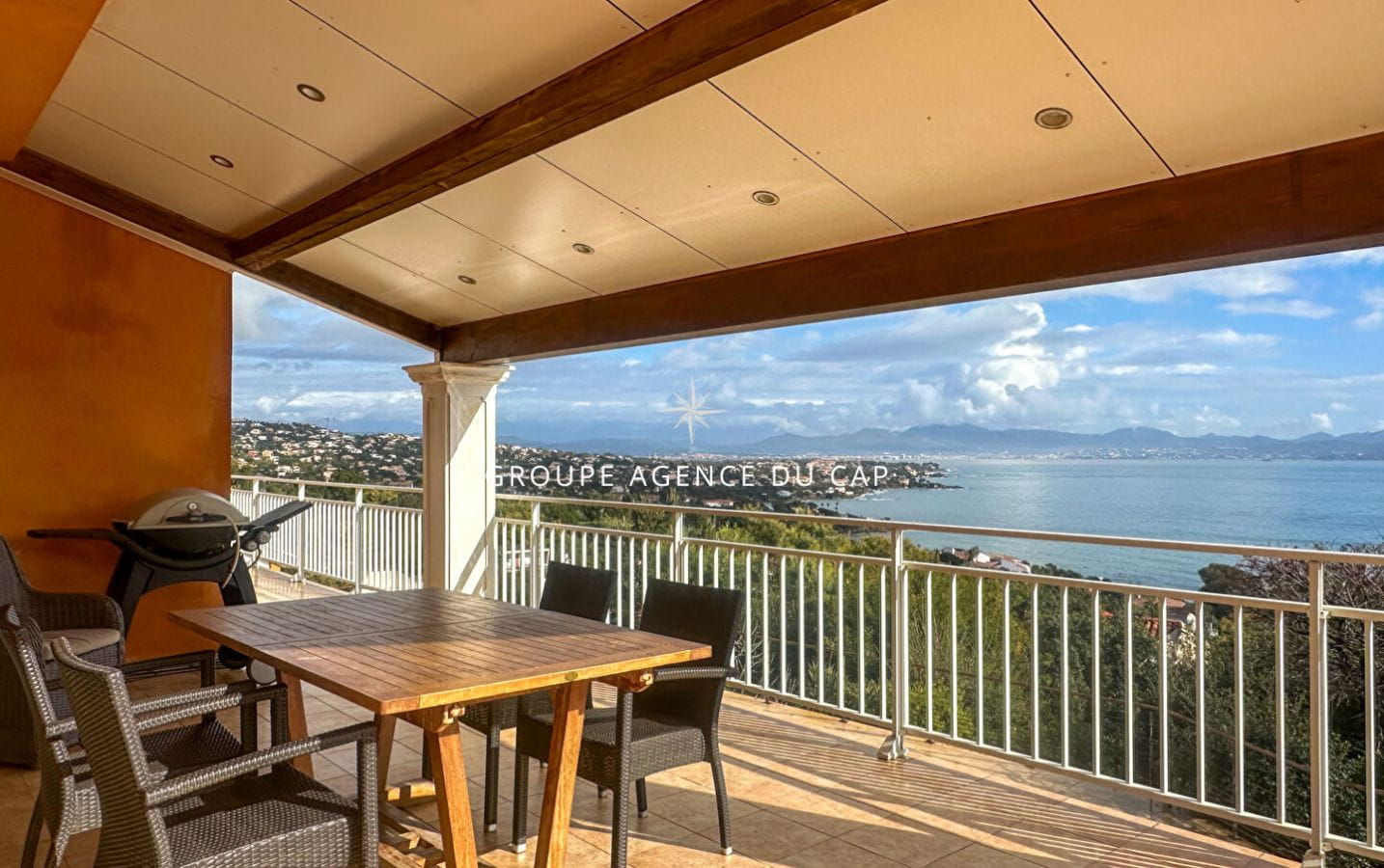 SOUS COMPROMIS DE VENTE —  À VENDRE VILLA VUE MER, 5 CHAMBRES, BUREAU, GRANDES TERRASSES, PISCINE ET POOL HOUSE, GARAGE, AUX ISSAMBRES Image 5