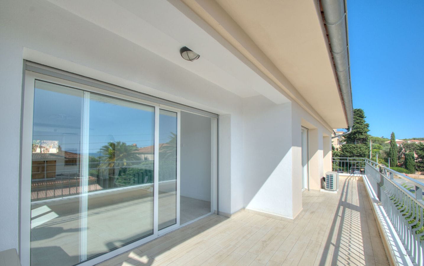 APPARTEMENT VUE MER 4 PIECES TERRASSE JARDIN CALME 2 PARKINGS PLAGES ET COMMERCES A 100 M Image 3