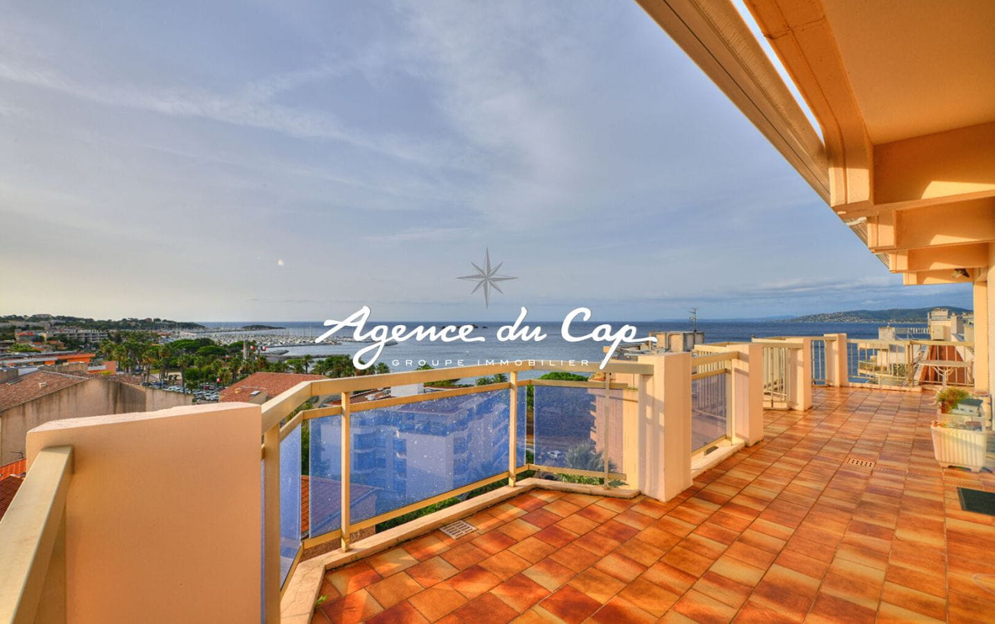 SOUS COMPROMIS APPARTEMENT VUE MER DERNIER ETAGE TERRASSE GARAGE SAINT RAPHAEL CENTRE MER  A PIEDS Image 0