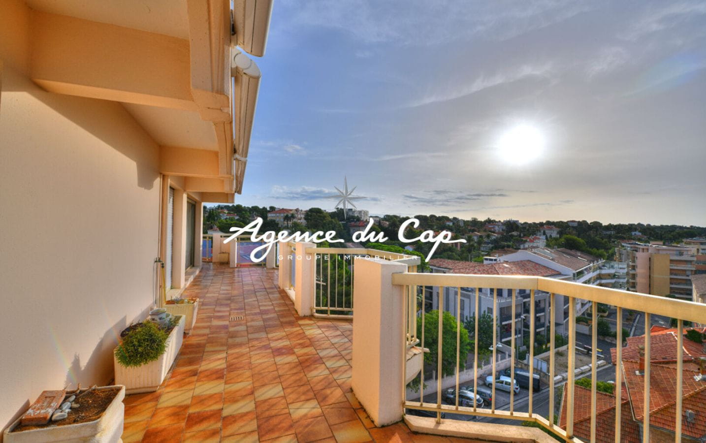 SOUS COMPROMIS APPARTEMENT VUE MER DERNIER ETAGE TERRASSE GARAGE SAINT RAPHAEL CENTRE MER  A PIEDS Image 3