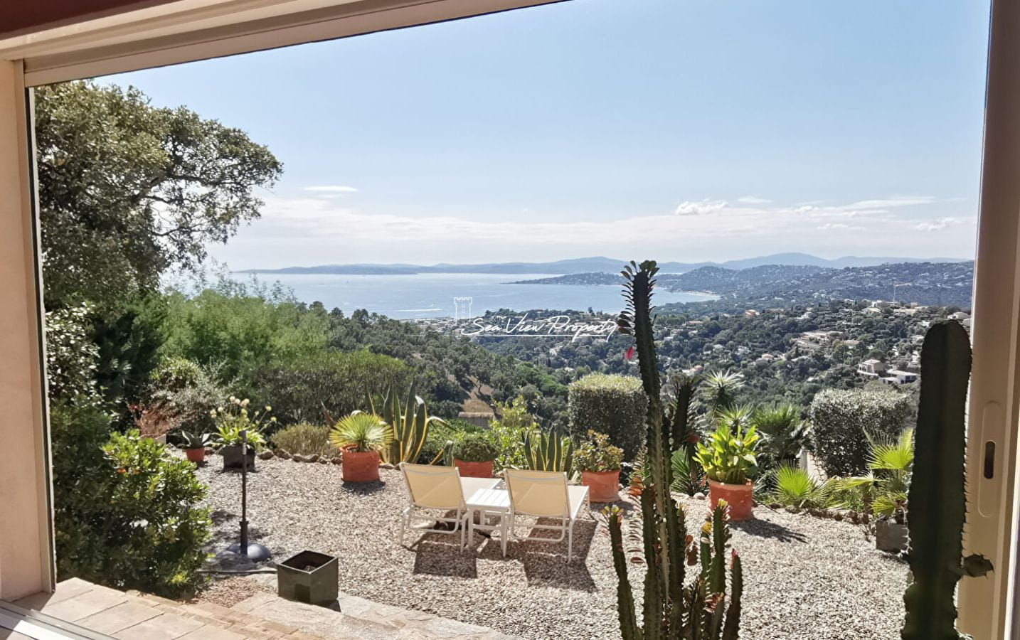 VILLA VUE MER SUR LE GOLFE DE SAINT TROPEZ AVEC SOUS SOL, ABRI VOITURE ET PLACE DE PARKING, AUX ISSAMBRES Image 1