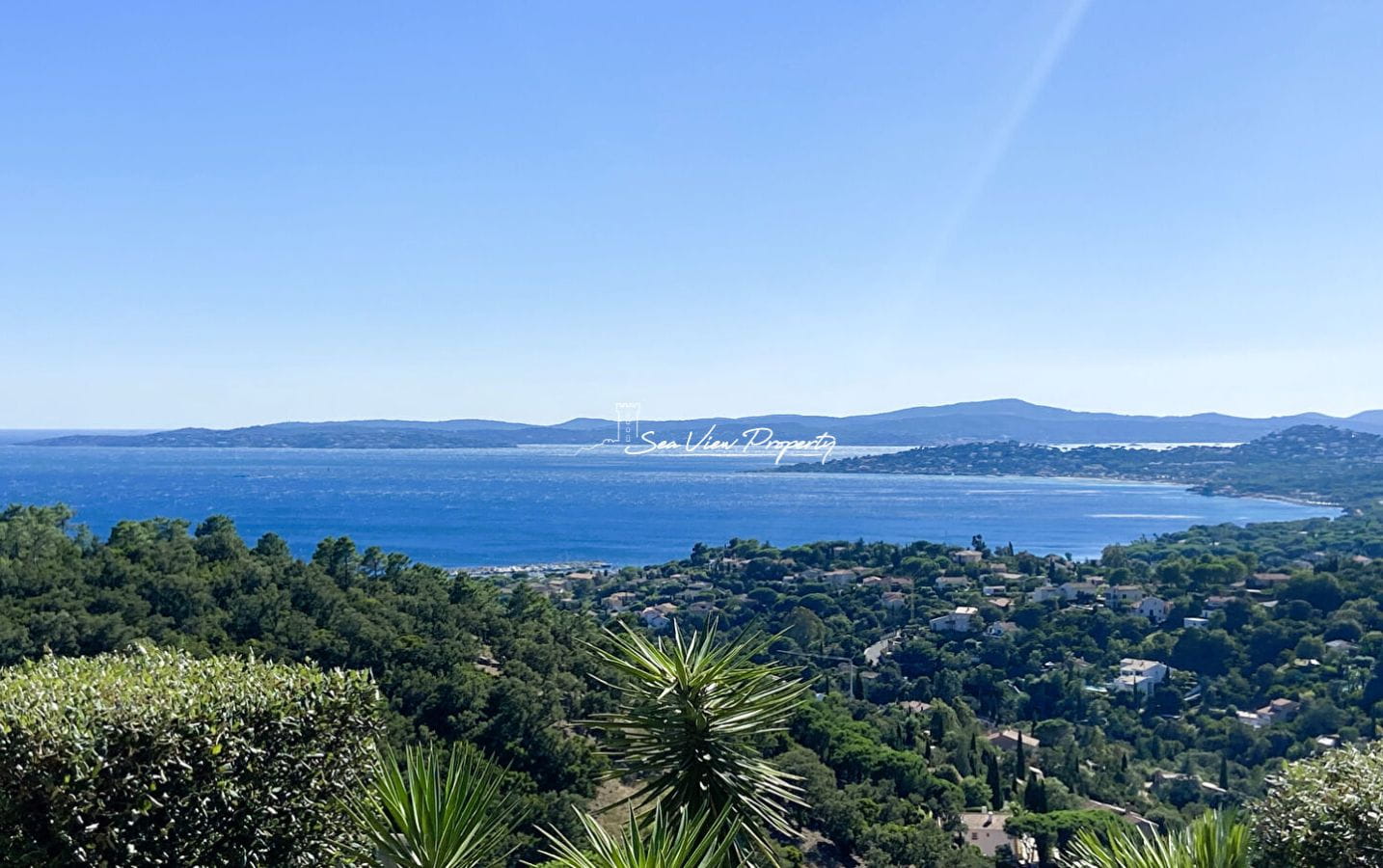 VILLA VUE MER SUR LE GOLFE DE SAINT TROPEZ AVEC SOUS SOL, ABRI VOITURE ET PLACE DE PARKING, AUX ISSAMBRES Image 0