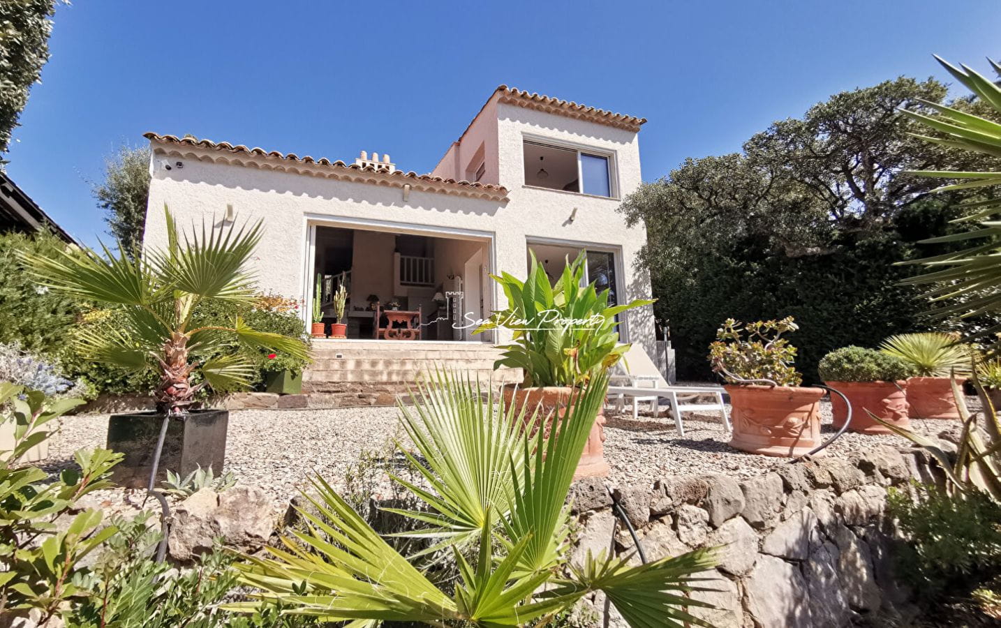 VILLA VUE MER SUR LE GOLFE DE SAINT TROPEZ AVEC SOUS SOL, ABRI VOITURE ET PLACE DE PARKING, AUX ISSAMBRES Image 2