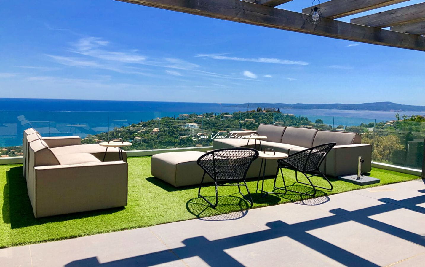 VILLA CONTEMPORAINE DE 250M2 RENOVEE AVEC VUE MER PANORAMIQUE 5 CHAMBRES POOL HOUSE  ET DOUBLE GARAGE, AUX ISSAMBRES Image 1