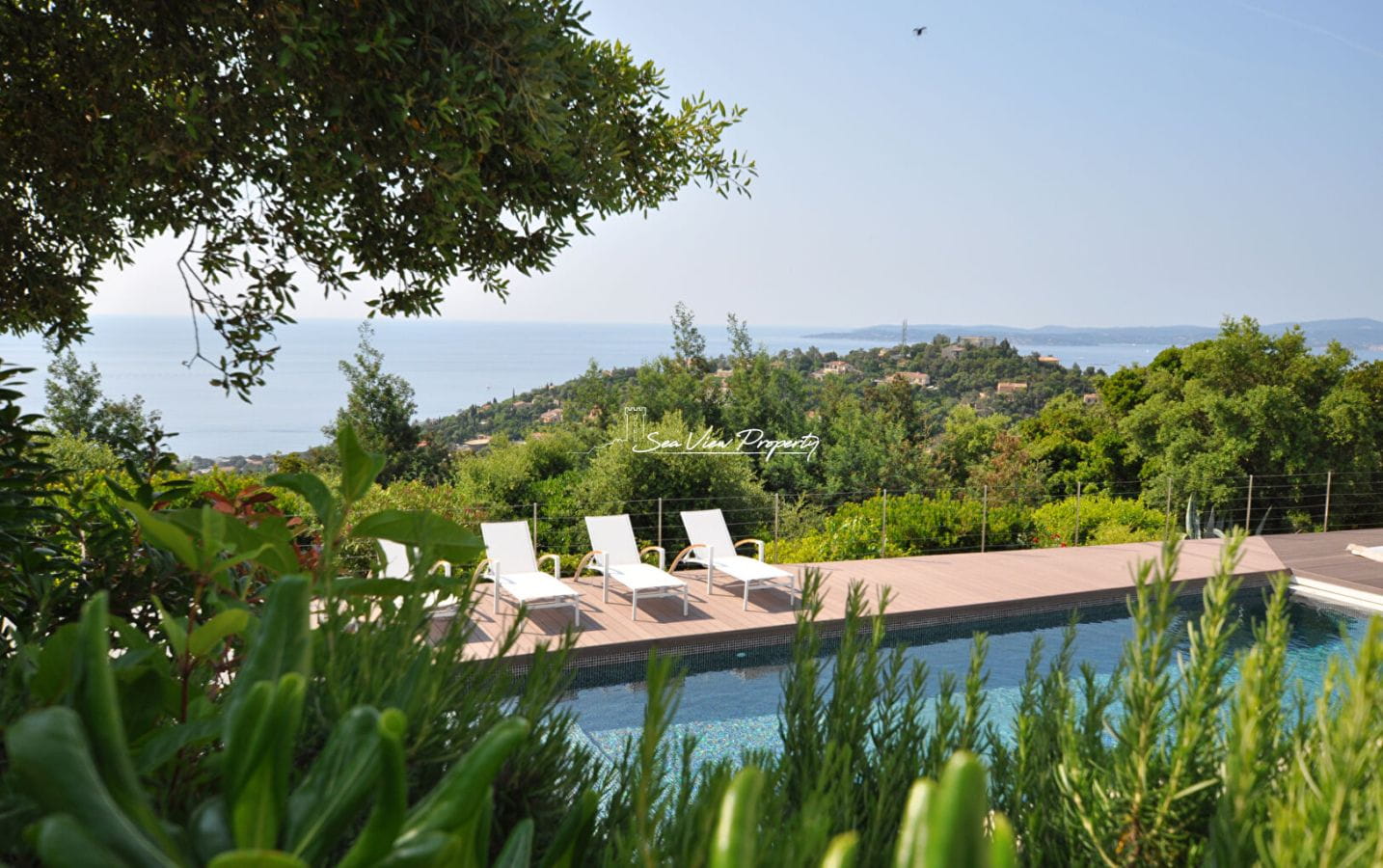 VILLA CONTEMPORAINE DE 250M2 RENOVEE AVEC VUE MER PANORAMIQUE 5 CHAMBRES POOL HOUSE  ET DOUBLE GARAGE, AUX ISSAMBRES Image 10