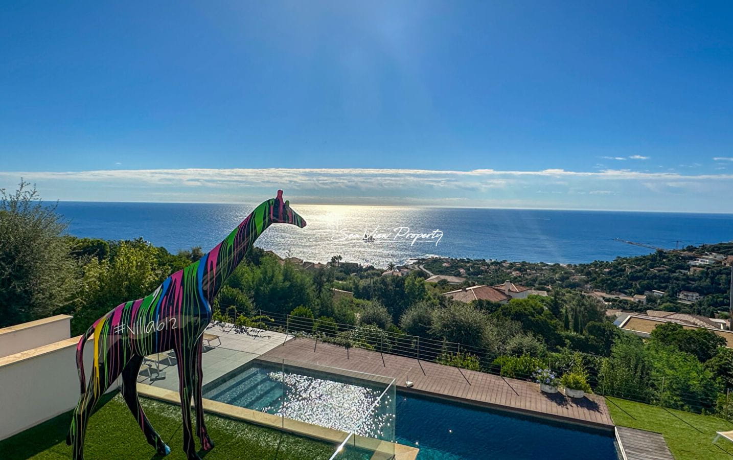 VILLA CONTEMPORAINE DE 250M2 RENOVEE AVEC VUE MER PANORAMIQUE 5 CHAMBRES POOL HOUSE  ET DOUBLE GARAGE, AUX ISSAMBRES Image 0