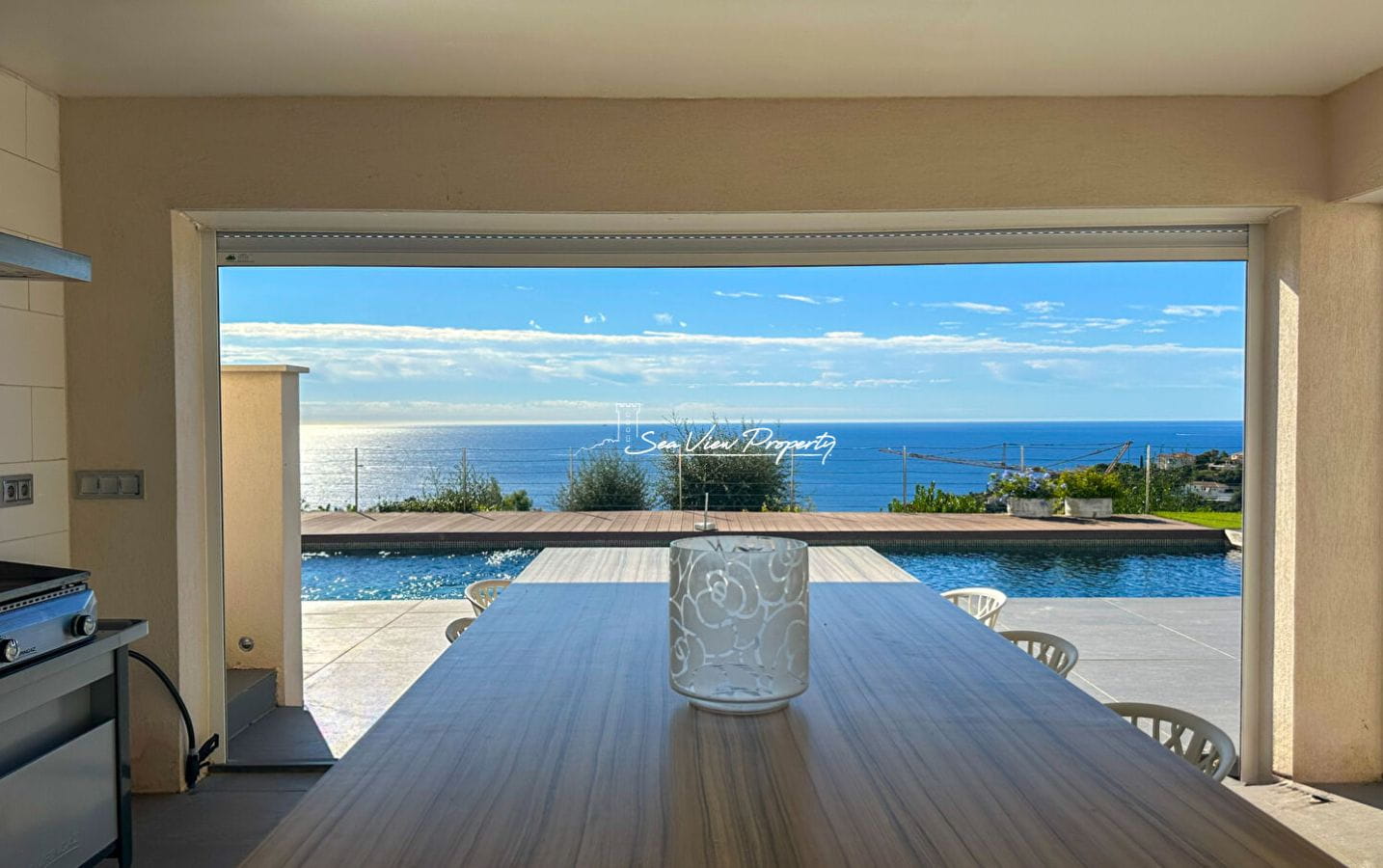 VILLA CONTEMPORAINE DE 250M2 RENOVEE AVEC VUE MER PANORAMIQUE 5 CHAMBRES POOL HOUSE  ET DOUBLE GARAGE, AUX ISSAMBRES Image 2