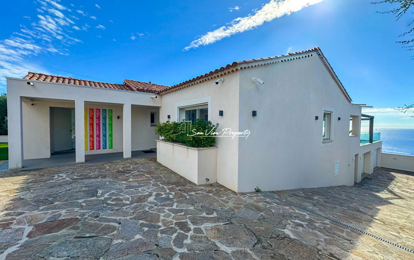 VILLA CONTEMPORAINE DE 250M2 RENOVEE AVEC VUE MER PANORAMIQUE 5 CHAMBRES POOL HOUSE  ET DOUBLE GARAGE, AUX ISSAMBRES Image 3