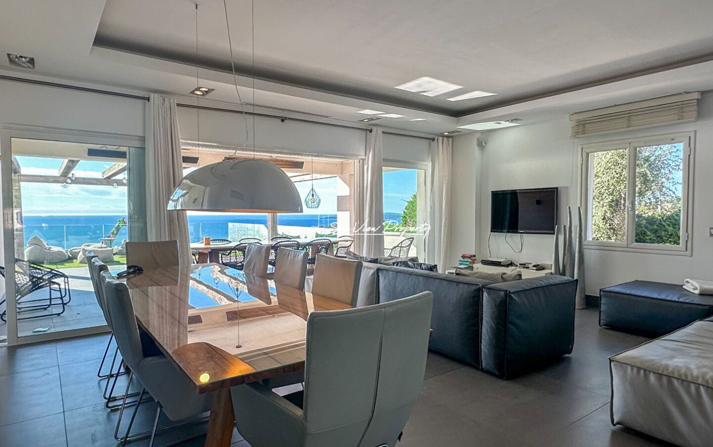 VILLA CONTEMPORAINE DE 250M2 RENOVEE AVEC VUE MER PANORAMIQUE 5 CHAMBRES POOL HOUSE  ET DOUBLE GARAGE, AUX ISSAMBRES Image 6