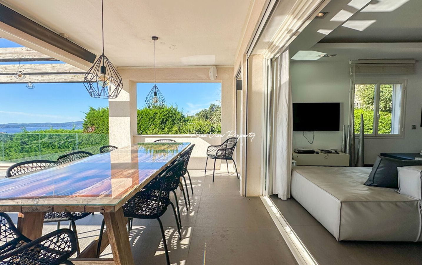 VILLA CONTEMPORAINE DE 250M2 RENOVEE AVEC VUE MER PANORAMIQUE 5 CHAMBRES POOL HOUSE  ET DOUBLE GARAGE, AUX ISSAMBRES Image 7