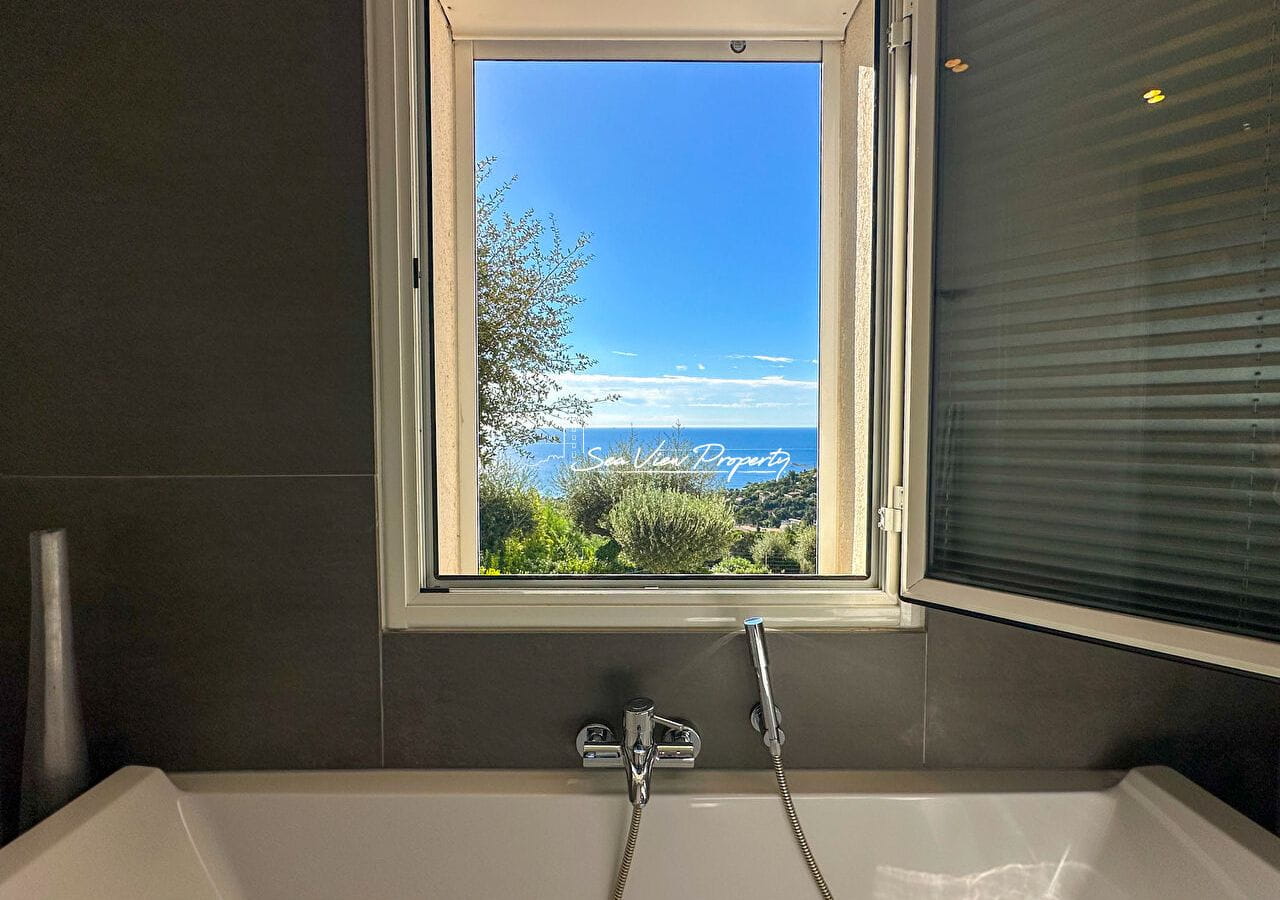 VILLA CONTEMPORAINE DE 250M2 RENOVEE AVEC VUE MER PANORAMIQUE 5 CHAMBRES POOL HOUSE  ET DOUBLE GARAGE, AUX ISSAMBRES Image 8