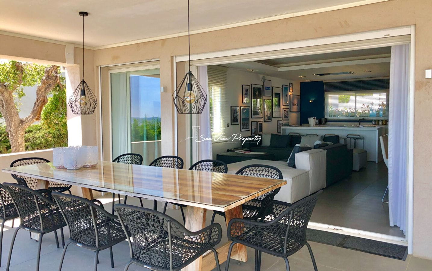 VILLA CONTEMPORAINE DE 250M2 RENOVEE AVEC VUE MER PANORAMIQUE 5 CHAMBRES POOL HOUSE  ET DOUBLE GARAGE, AUX ISSAMBRES Image 9