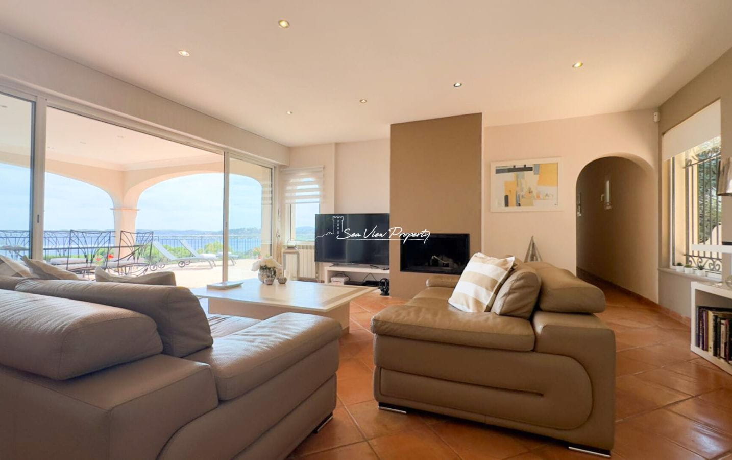 À VENDRE VILLA 8 PIÈCES DE 160 M² AVEC MAGNIFIQUE VUE SUR LA MER, PROCHE DES PLAGES À SAINTE-MAXIME Image 2