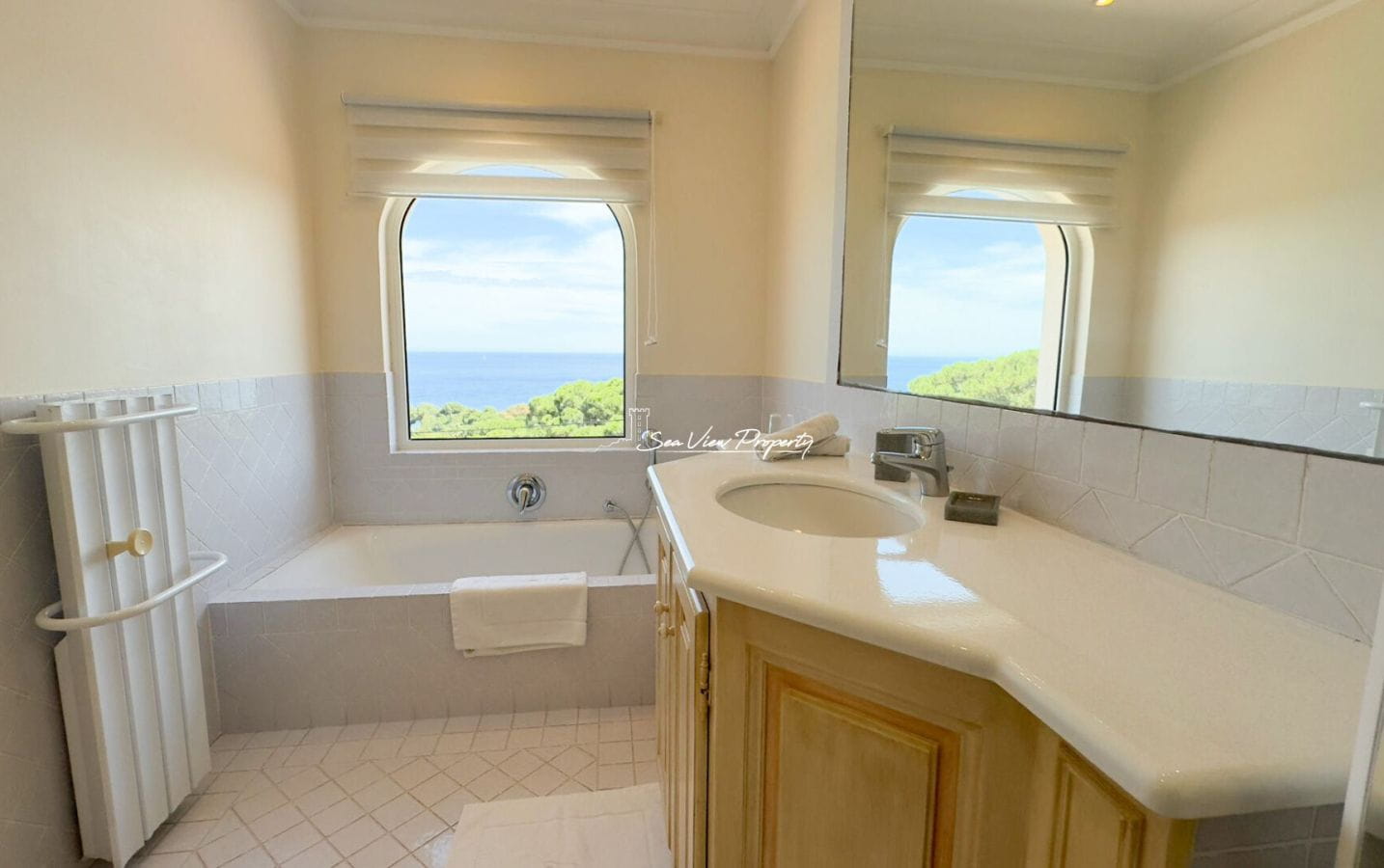 À VENDRE VILLA 8 PIÈCES DE 160 M² AVEC MAGNIFIQUE VUE SUR LA MER, PROCHE DES PLAGES À SAINTE-MAXIME Image 7