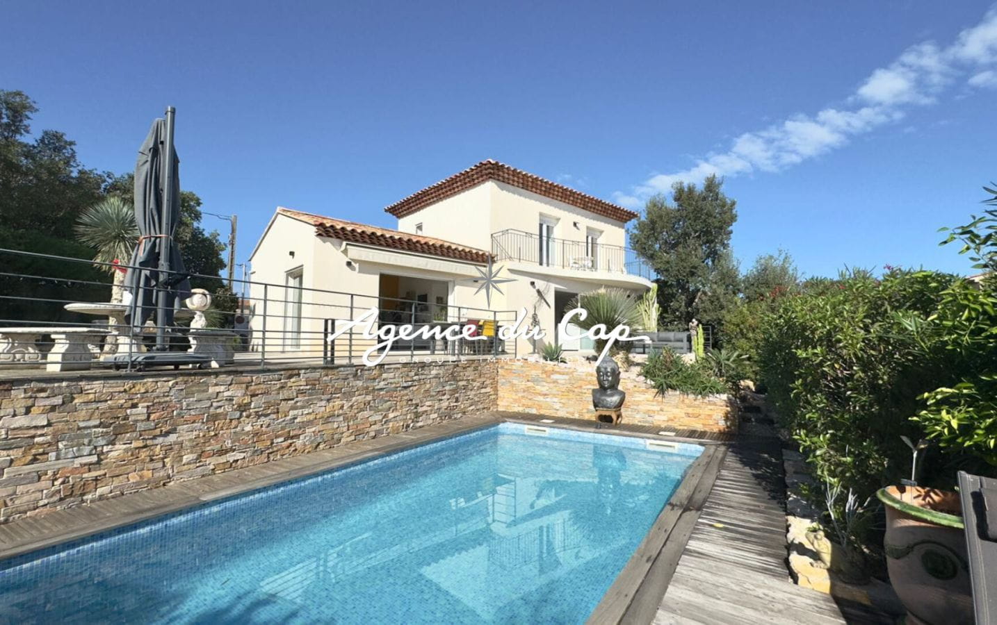VILLA A VENDRE 148M2 AVEC PISCINE SOUS SOL JARDIN PAYSAGE ET VUE MER , A SAINT AYGULF Image 2