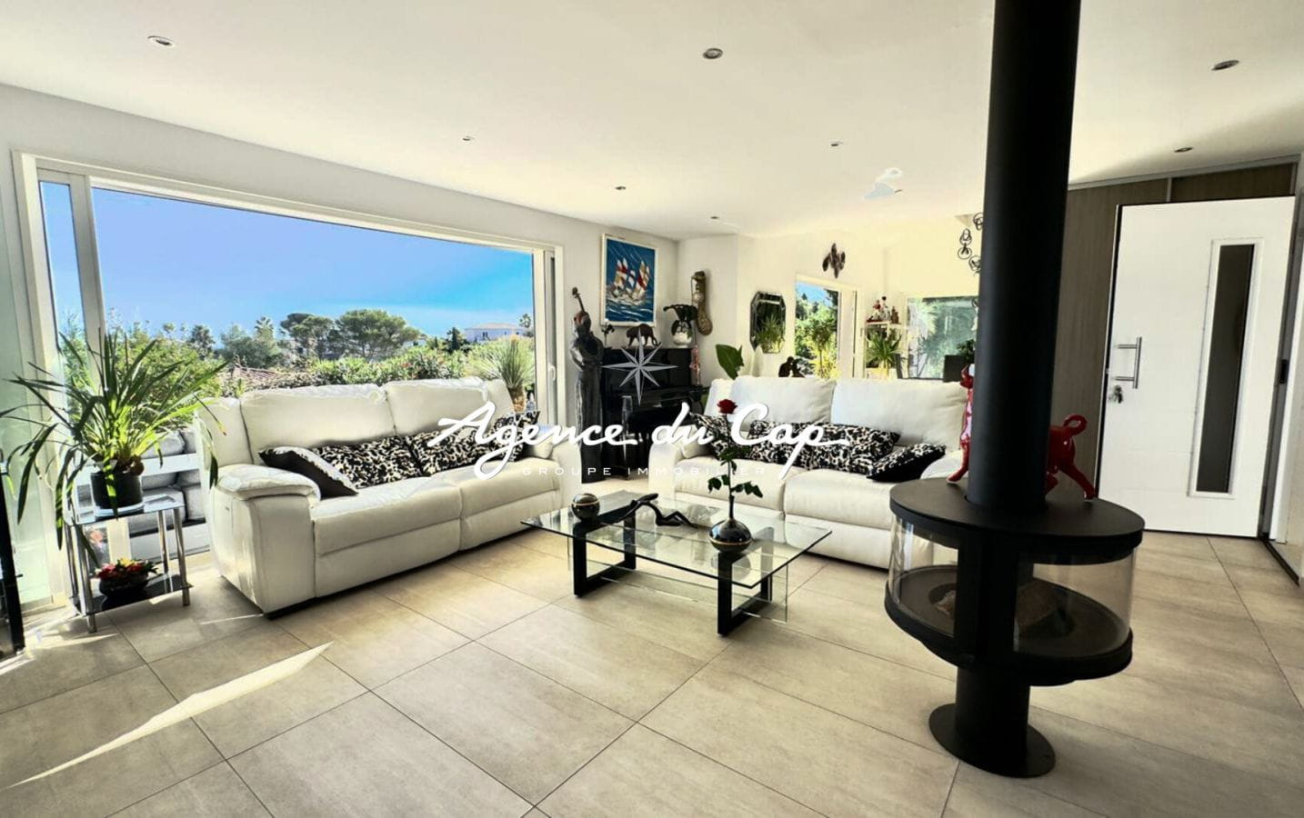 VILLA A VENDRE 148M2 AVEC PISCINE SOUS SOL JARDIN PAYSAGE ET VUE MER , A SAINT AYGULF Image 4