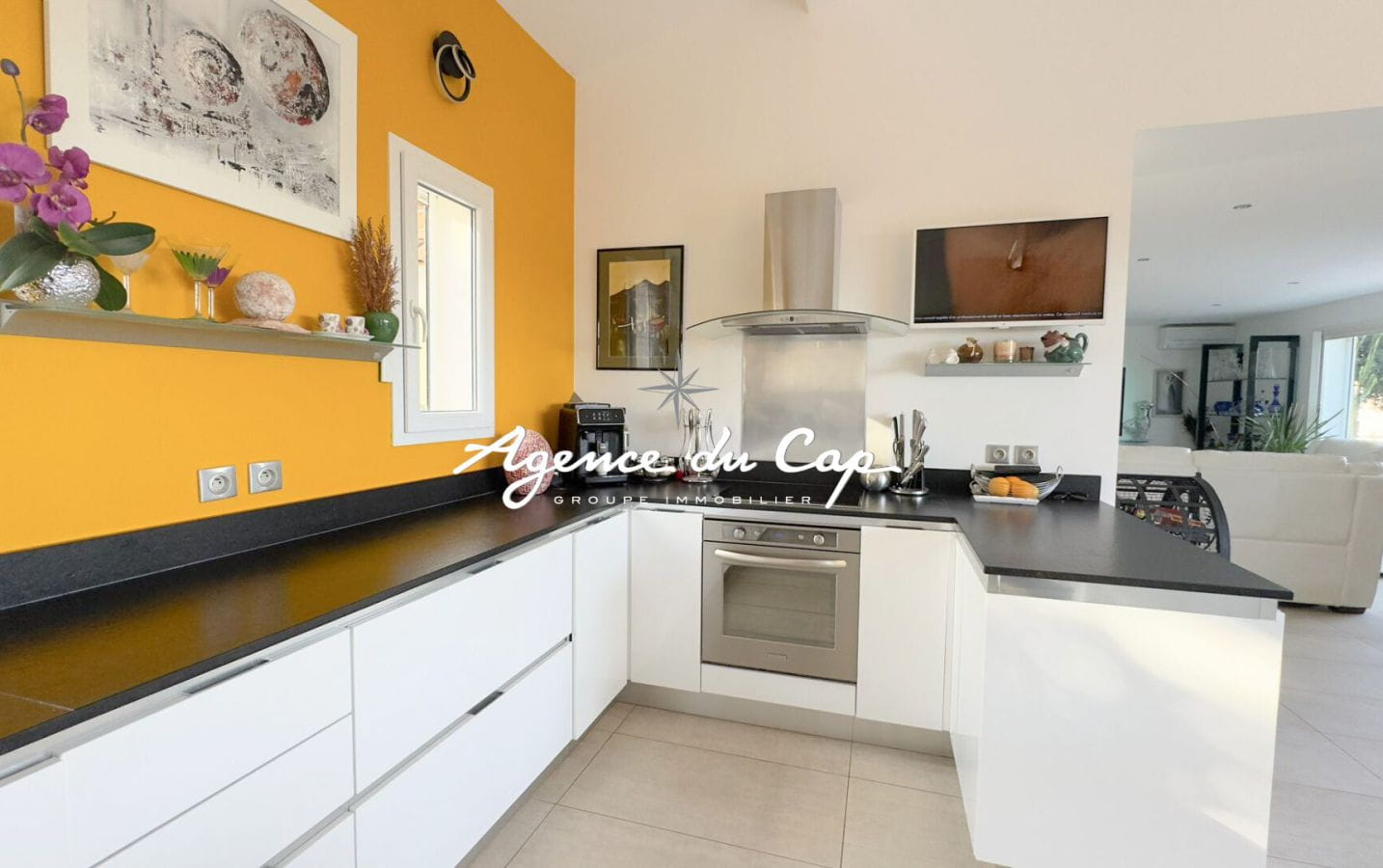 VILLA A VENDRE 148M2 AVEC PISCINE SOUS SOL JARDIN PAYSAGE ET VUE MER , A SAINT AYGULF Image 6