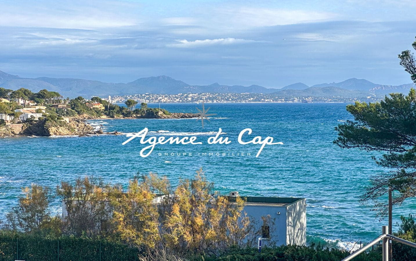 A VENDRE : Villa 6 pièces avec 4 chambres dont une suite parentale – Vue mer – Garage et piscine – Les Issambres Image 3