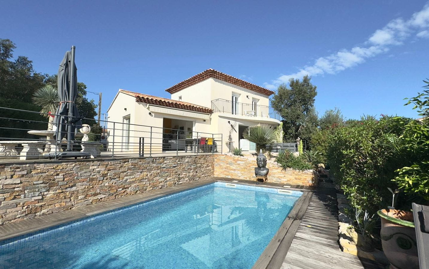 VILLA À VENDRE DE 148 M² AVEC PISCINE SOUS-SOL JOLI JARDIN ET VUE MER, À SAINT-AYGULF Image 1