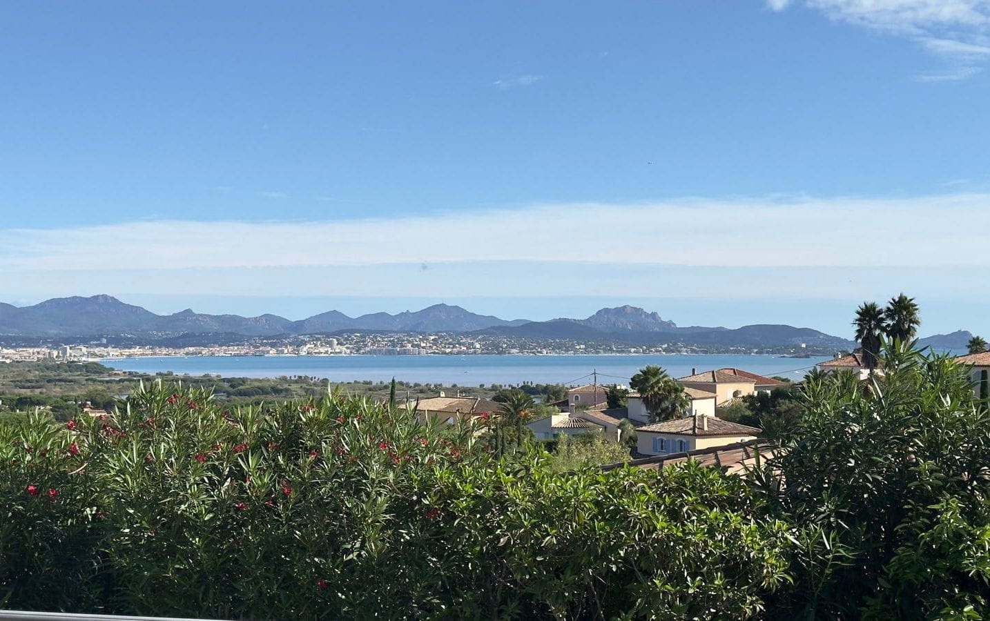 VILLA À VENDRE DE 148 M² AVEC PISCINE SOUS-SOL JOLI JARDIN ET VUE MER, À SAINT-AYGULF Image 11