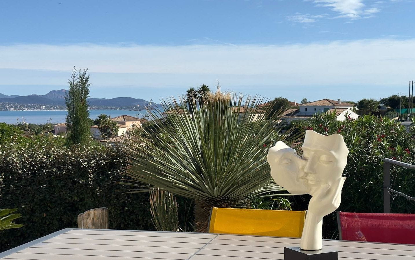 VILLA À VENDRE DE 148 M² AVEC PISCINE SOUS-SOL JOLI JARDIN ET VUE MER, À SAINT-AYGULF Image 0