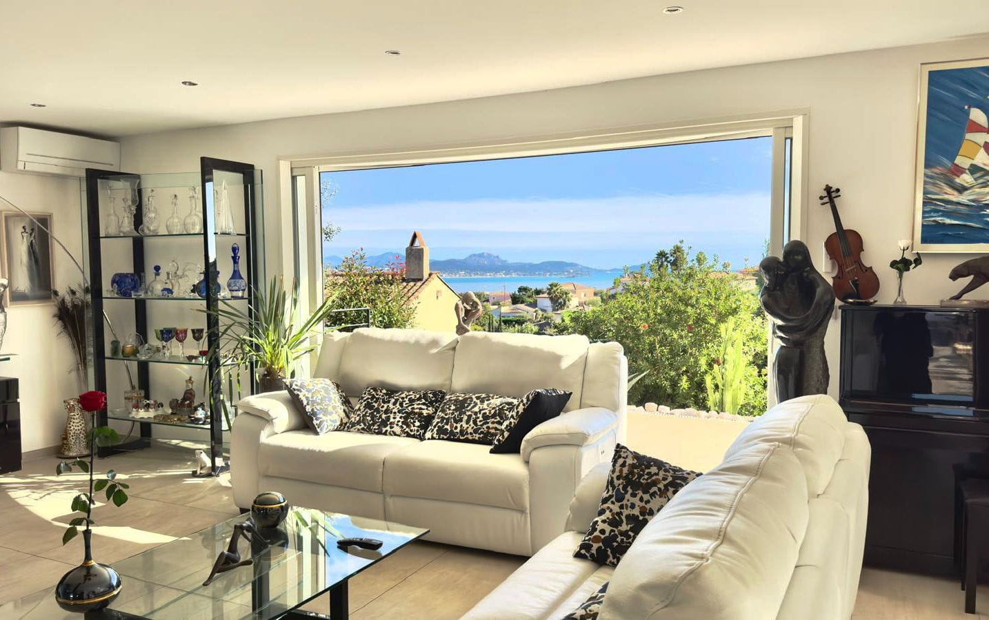 VILLA À VENDRE DE 148 M² AVEC PISCINE SOUS-SOL JOLI JARDIN ET VUE MER, À SAINT-AYGULF Image 2