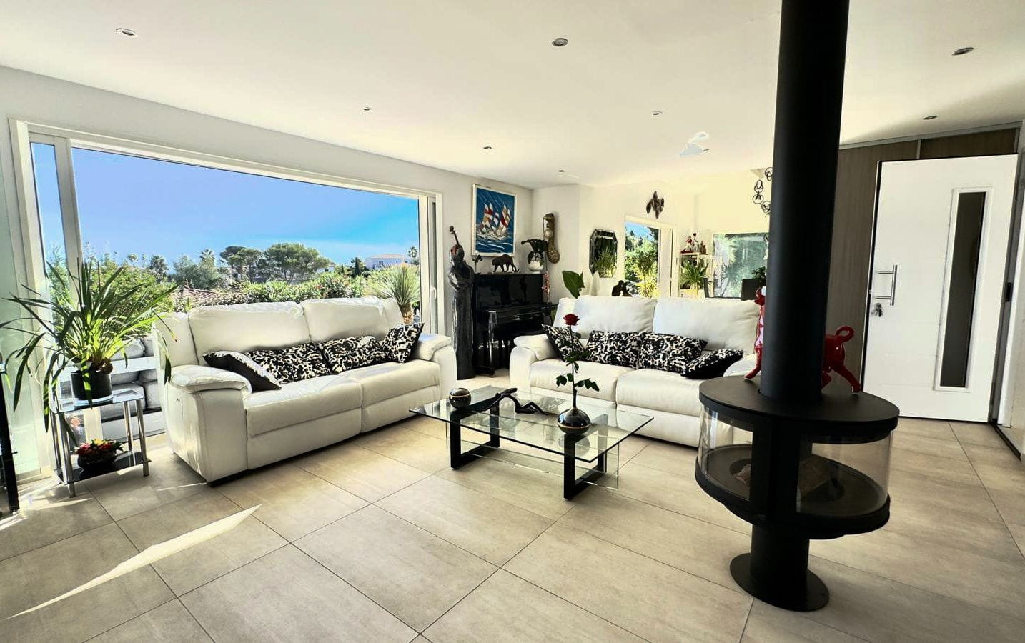 VILLA À VENDRE DE 148 M² AVEC PISCINE SOUS-SOL JOLI JARDIN ET VUE MER, À SAINT-AYGULF Image 3