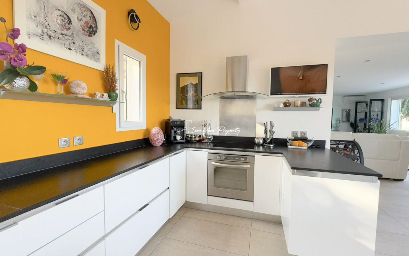 VILLA À VENDRE DE 148 M² AVEC PISCINE SOUS-SOL JOLI JARDIN ET VUE MER, À SAINT-AYGULF Image 4