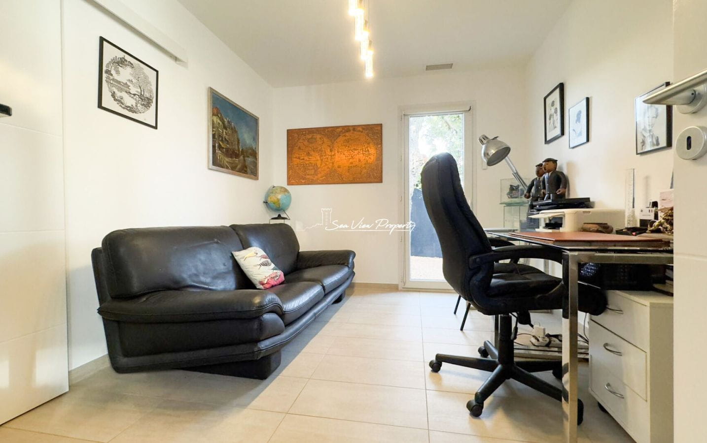 VILLA À VENDRE DE 148 M² AVEC PISCINE SOUS-SOL JOLI JARDIN ET VUE MER, À SAINT-AYGULF Image 7