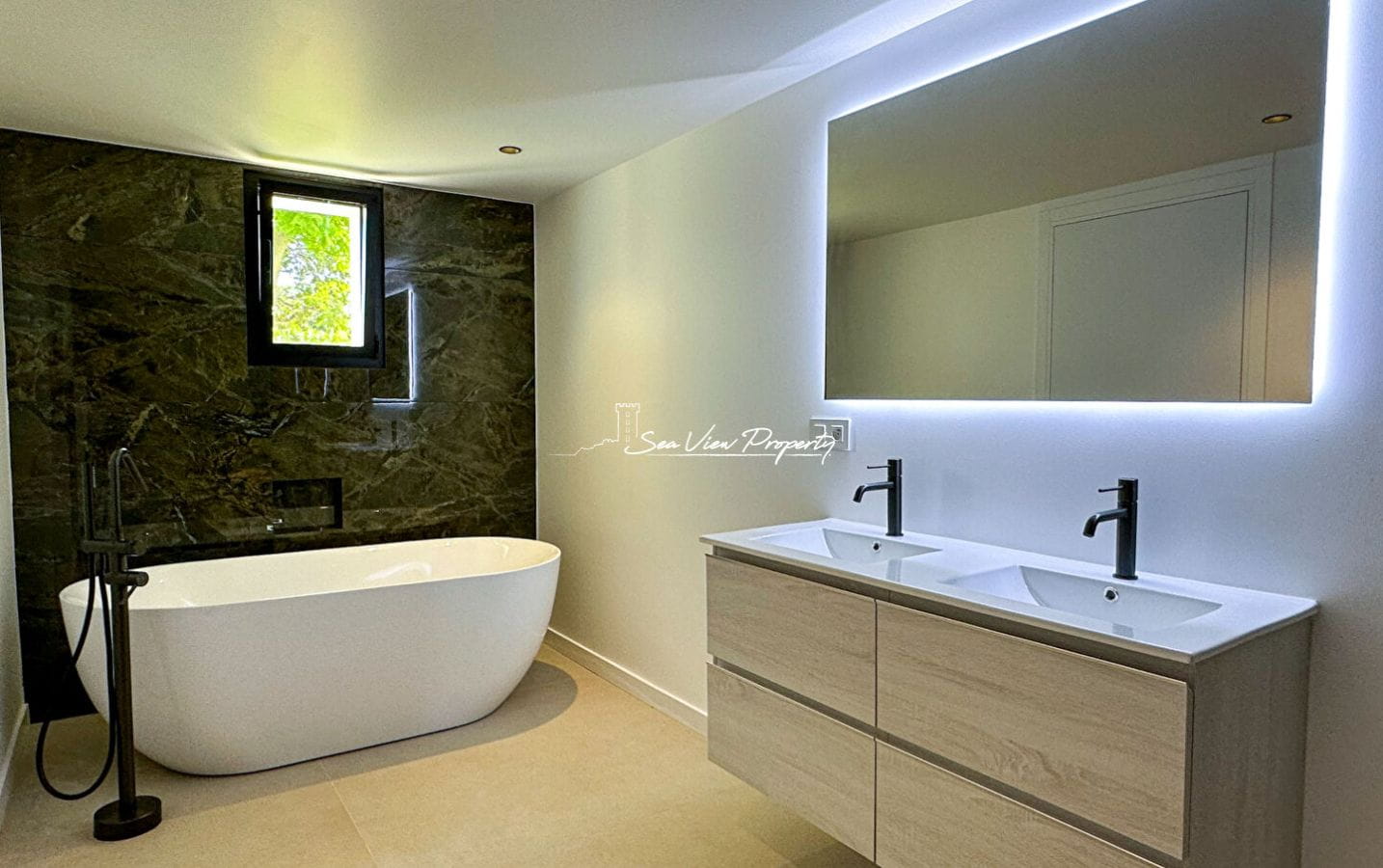 À VENDRE PROPRIÉTÉ MODERNE AVEC VUE MER PANORAMIQUE, 5 CHAMBRES, PISCINE, DOUBLE GARAGE, LES ISSAMBRES Image 10