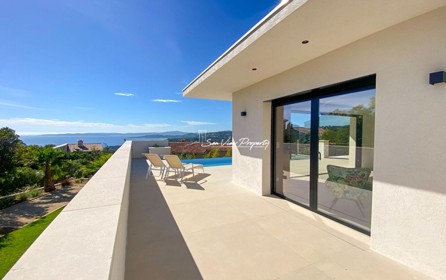 À VENDRE PROPRIÉTÉ MODERNE AVEC VUE MER PANORAMIQUE, 5 CHAMBRES, PISCINE, DOUBLE GARAGE, LES ISSAMBRES Image 0